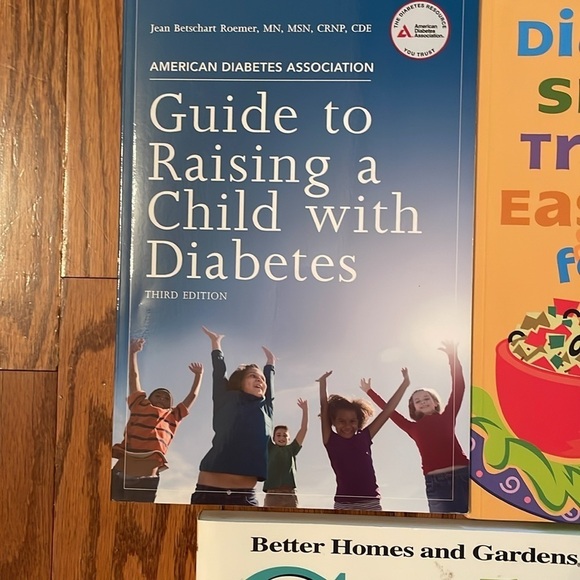 Lot of 5 books related to Diabetes information / cookbook Type One Juvenile - Picture 4 of 12